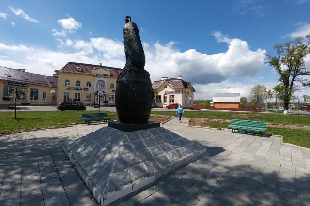 Фото памятник огурцу шклов